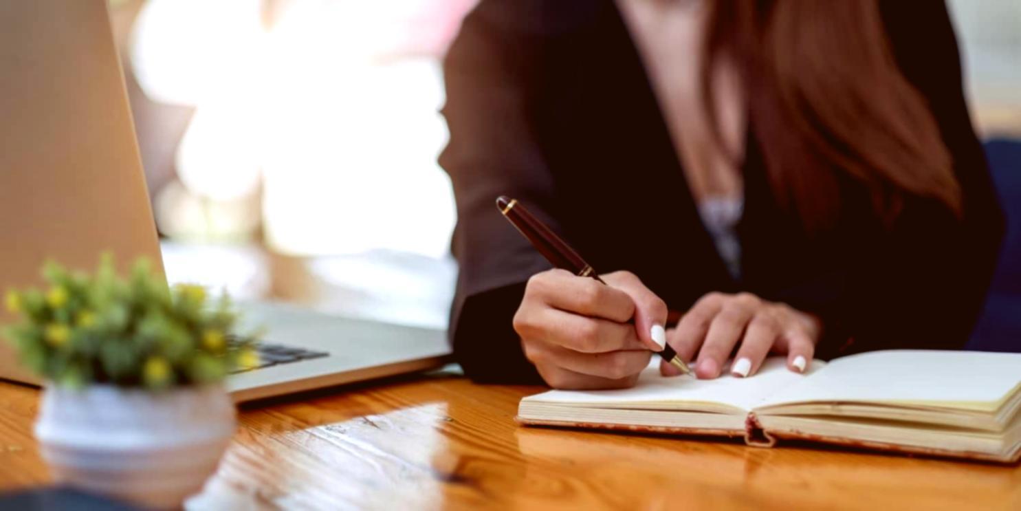 Teilnehmerin arbeitet konzentriert an persönlichen Entwicklungszielen mit strukturierten Materialien