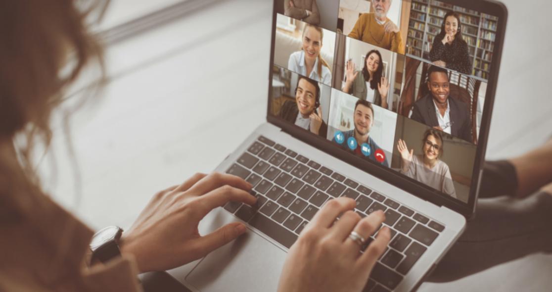 Person in einem ruhigen Raum beim Nachdenken und Planen ihrer persönlichen Entwicklung