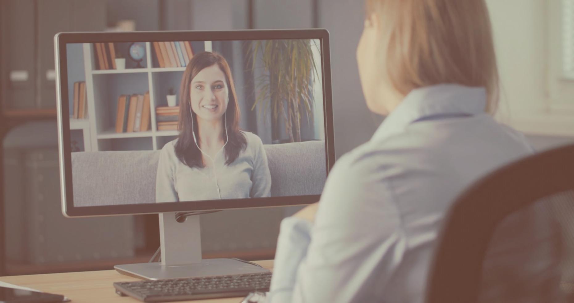 Person in ruhiger Selbstreflexion während eines Workshops